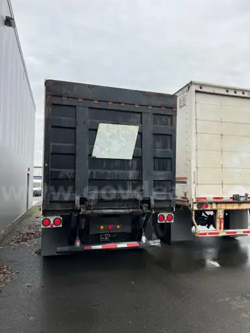 1998 Wabash National Corporation 33ft Box Van Trailer with liftgate