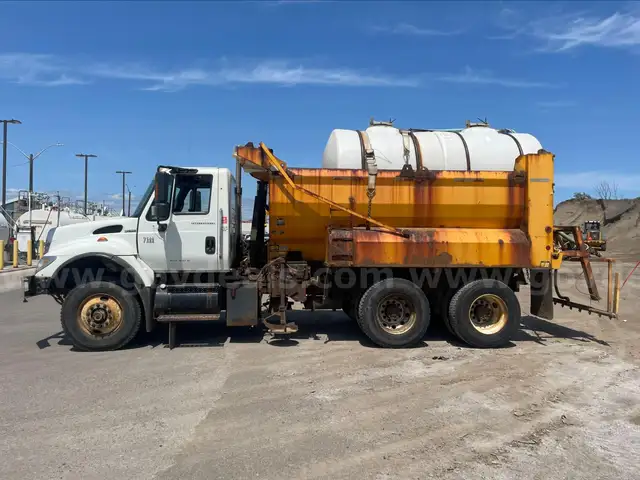 2005 International 7500 Tandem Sander/Sprayer Truck