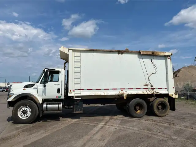 International 7400 SBA 6X4Tandem Dump Truck