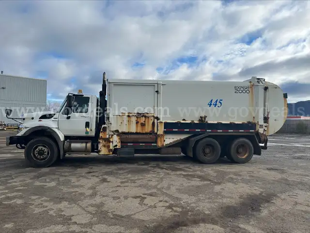 2012 International 7400 SBA 6X4 Tandem Side Load Garbage Packer