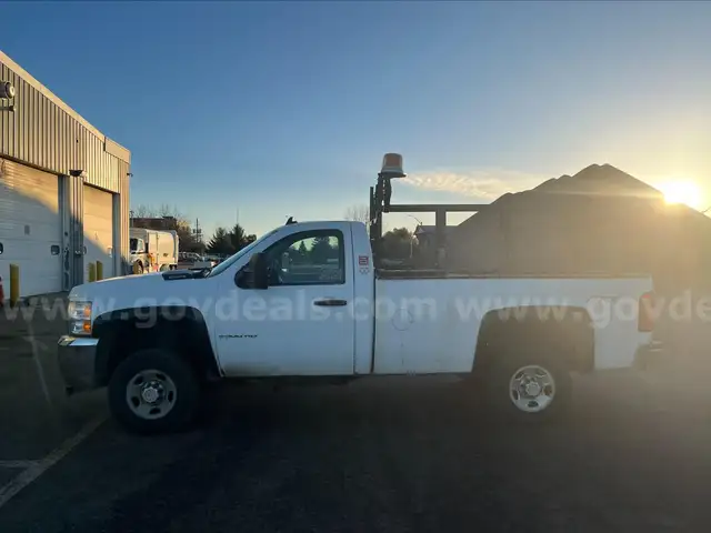 2009 Chevrolet Silverado 2500HD 4X4 with 8&#x2019; Western Plow