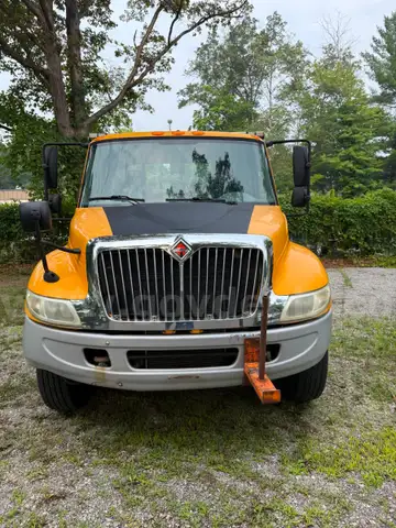 2005 International 4300 with hook lift