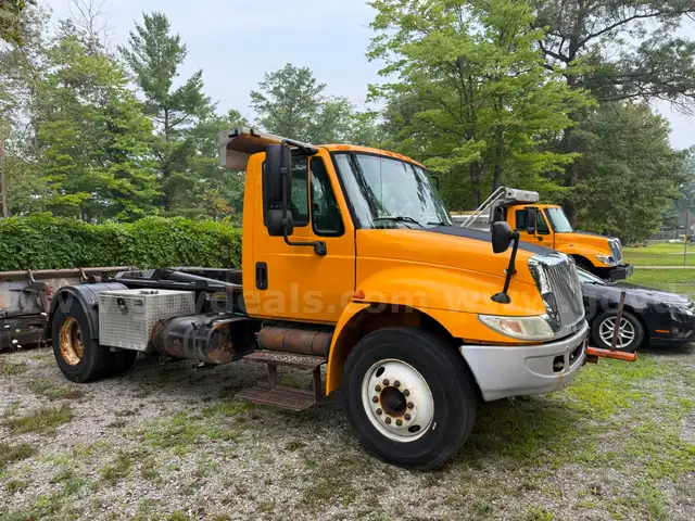 2005 International 4300 with hook lift