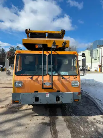 2010 Crane Carrier Co. Low Entry