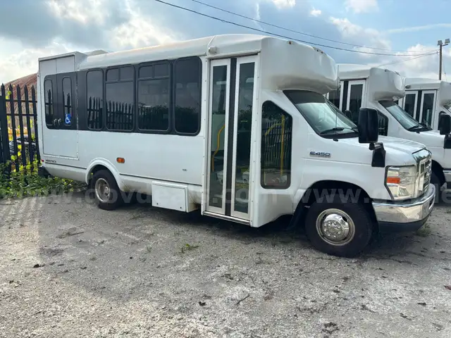 2017 Ford Econoline Shuttle (7009)