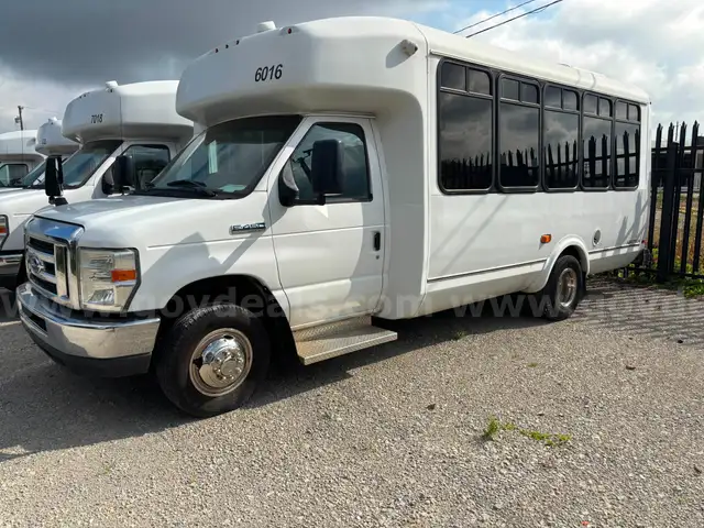 2017 Ford Econoline Shuttle (6016)