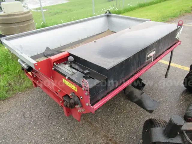 Toro Top Dresser