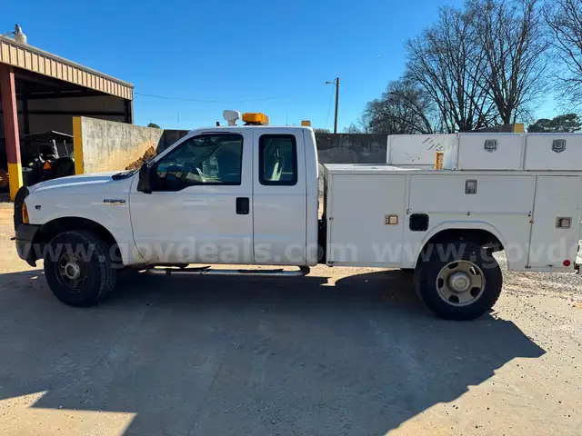 2005 Ford F-350 SD XL SuperCab Long Bed 4WD
