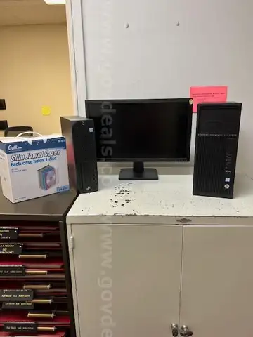 2019 &#x26; 2020 HP Computer workstation w/monitor and CD Cases