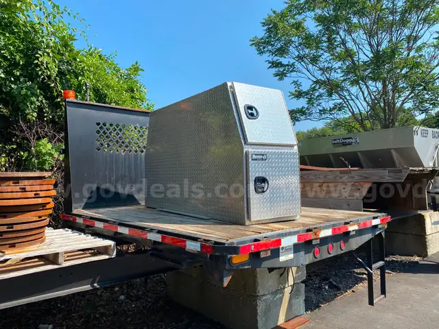 9&#x27; READING HEAVY DUTY PLATFORM BODY OR EQUIVELANT