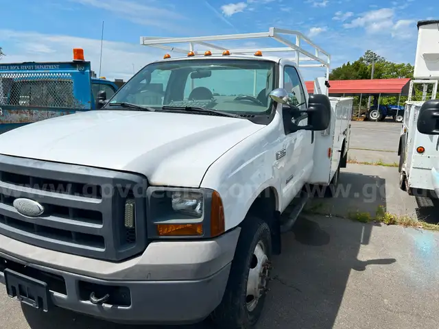 2005 FORD F 350 diesel 4 wheel drive with tool bed