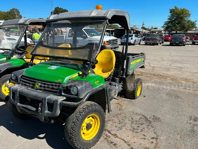 825 i  John Deere Gator