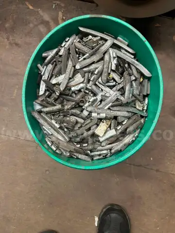 1 bucket full of used lead tire weights