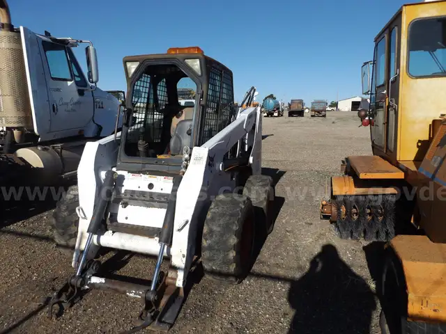 BOBCAT S220 SKID STEER