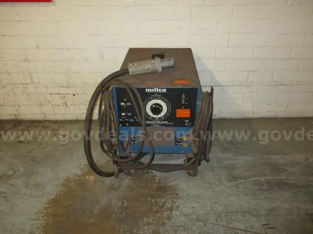 MILLER DIALARC 250 WELDER