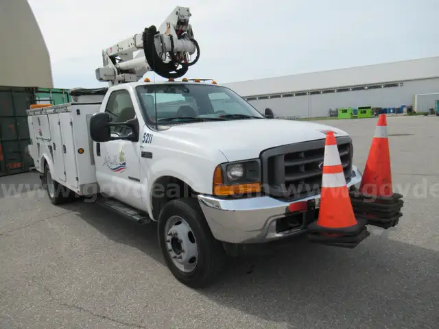 2001 Ford F-550 Bucket Truck