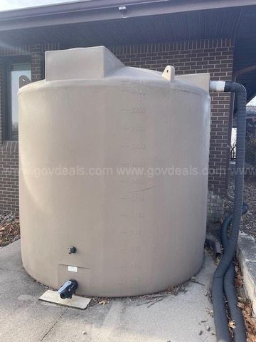 2500 gallon brown poly tank | GovDeals