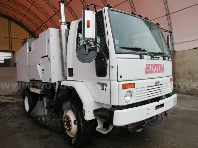 2007 Sterling SC8000 Elgin Sweeper