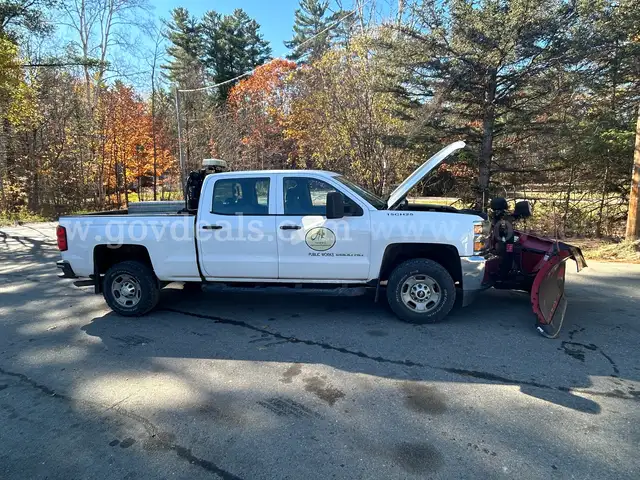 2015 Chevrolet Silverado 2500HD Work Truck Crew Cab 4WD w/Plow