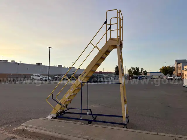 Rolling safety ladder