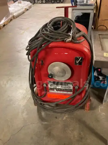 Lincoln Idealarc 250 AC/DC Arc Welder &#x2013; Heavy Duty Industrial