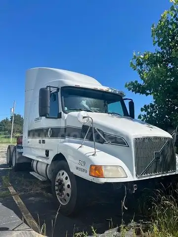2000 Volvo Semi Tractor