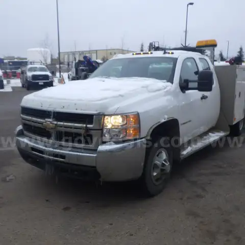 2009 Chevrolet Silverado 4WD 3500HD with Service Body & Crane