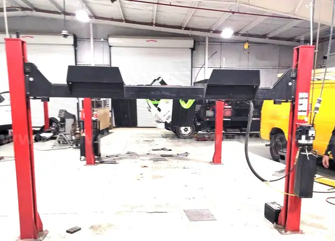 4 Post Automotive Lift   Auction 0088