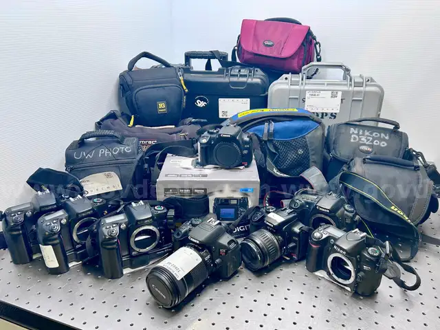 Lot of 18 Digital Cameras, DSLR &#x26; Similar (406-11)