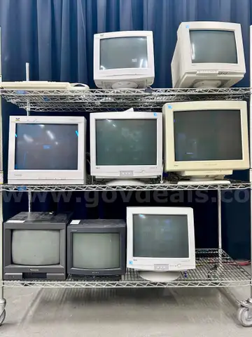 Lot of Vintage Computer Monitors &#x26; Accessories (410-77)