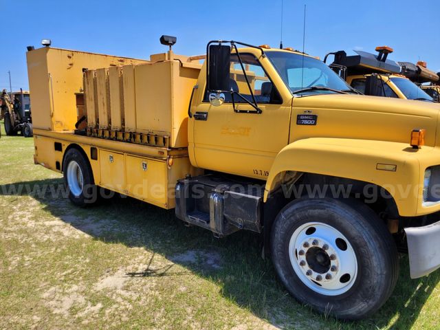 2002 GMC C7H042 | AllSurplus