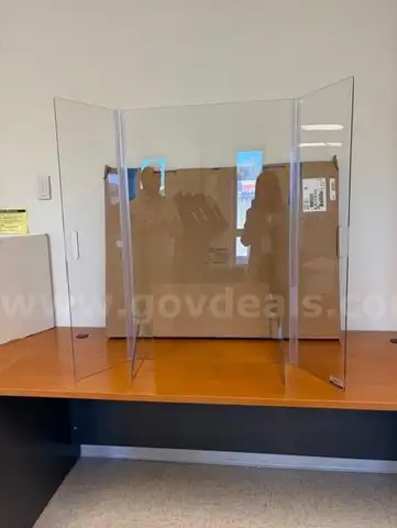 100 Self-standing plexiglass shields with pass-through cutout