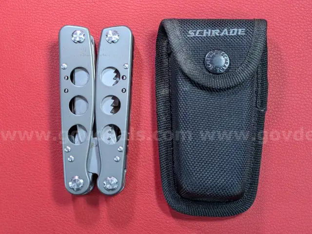 Schrade Multi-Tool with Sheath/PRE-OWNED/DS18108/96998/TSA