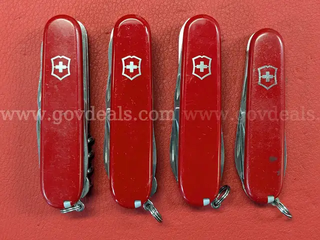 4 Victorinox Swiss Army Knives/PRE-OWNED/DS18135/97119/TSA