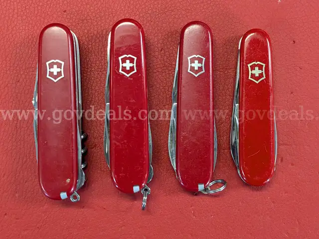4 Victorinox Swiss Army Knives/PRE-OWNED/DS18226/97575/TSA