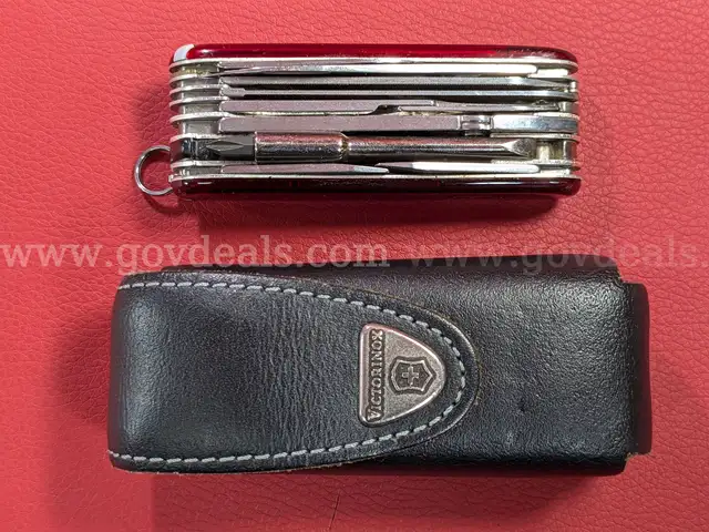 Victorinox CyberTool Swiss Army Knife with Sheath/PRE-OWNED/DS18249/97717/TSA