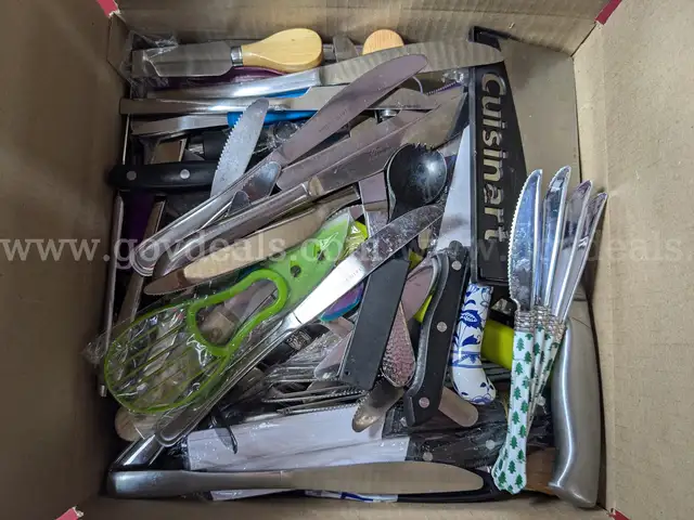 30.4 Pound Lot of Various Kitchen Knives-Utensils/PRE-OWNED/DS18305/97896/TSA