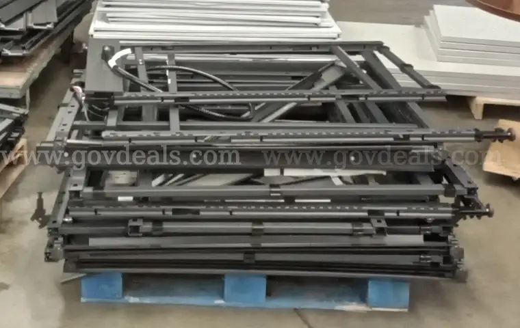 300 Pound lot of Cubicle Frames/PRE-OWNED/DS18320/97970/DSP