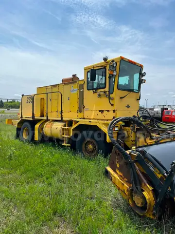 1990 Oshkosh H-2518 Airport Runway Sweeper
