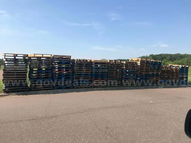 1 Lot of 167+ Wooden Pallets