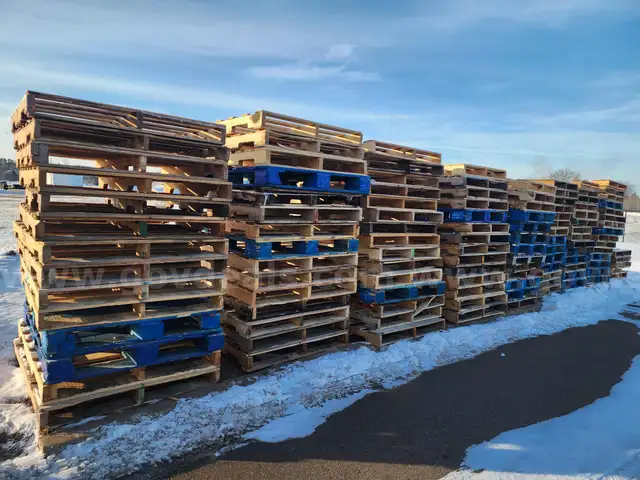 1 Lot of 120+ Wooden Pallets