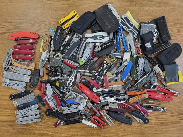 Bag of miscellaneous Knives &#x26; Multi-Tools