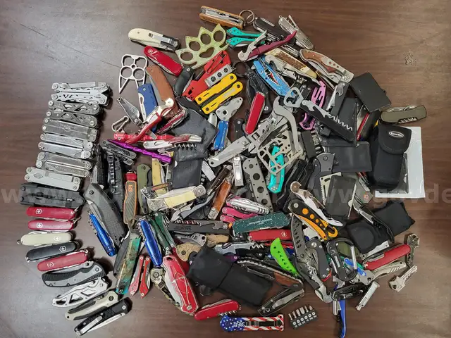 Bag of miscellaneous Knives &#x26; Multi-Tools