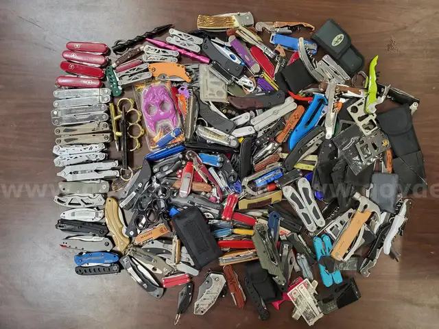 Bag of miscellaneous Knives &#x26; Multi-Tools