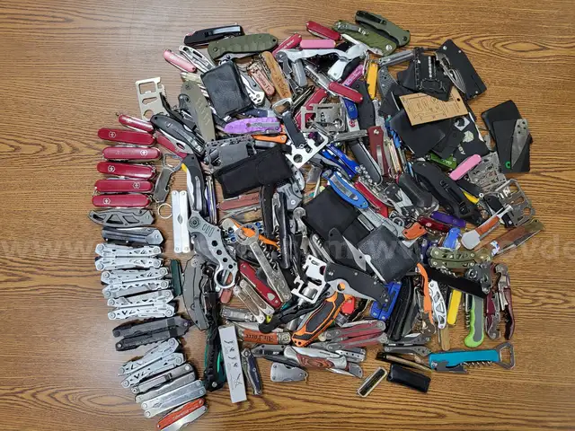 Bag of miscellaneous Knives &#x26; Multi-Tools