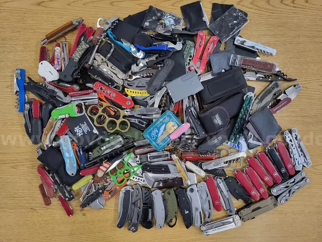 Bag of miscellaneous Knives &#x26; Multi-Tools