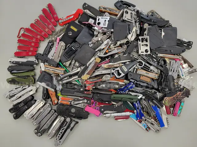 Bag of miscellaneous Knives &#x26; Multi-Tools