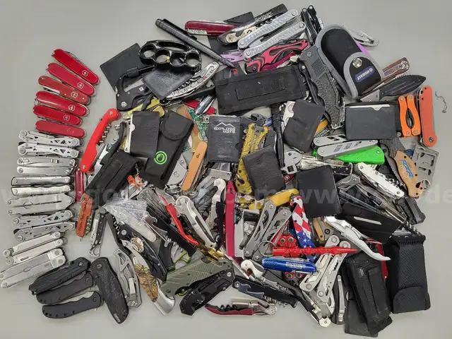 Bag of miscellaneous Knives &#x26; Multi-Tools