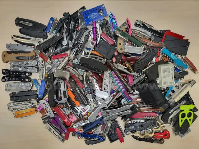 Bag of miscellaneous Knives & Multi-Tools