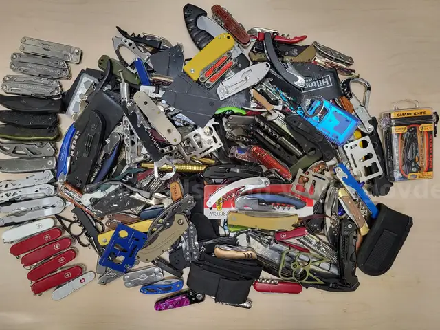 Bag of miscellaneous Knives & Multi-Tools